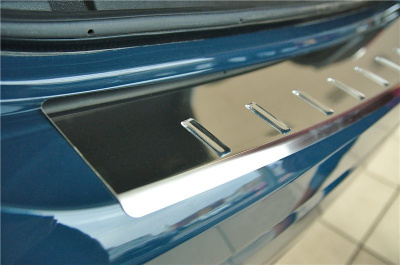 Накладка на задний бампер с загибом, зеркальная (5D) Alu-Frost 40-3990 для VW Golf VII